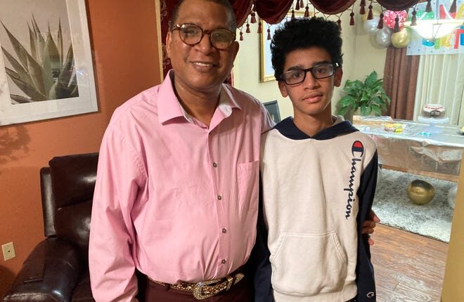 El Rev. Ruben Calzado, director de Ministerios Latinos de la Primera Iglesia Bautista de Hamilton, con su hijo Samuel.  Calzado dice que él y su esposa decidieron emigrar de Cuba después del nacimiento de Samuel.